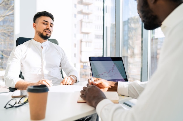 Le chef d'entreprise interroge un nouvel employé