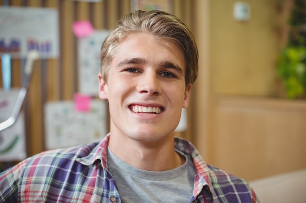 Chef d'entreprise souriant au bureau