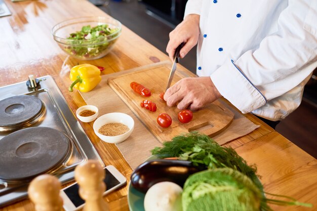 Chef enveloppé dans le travail