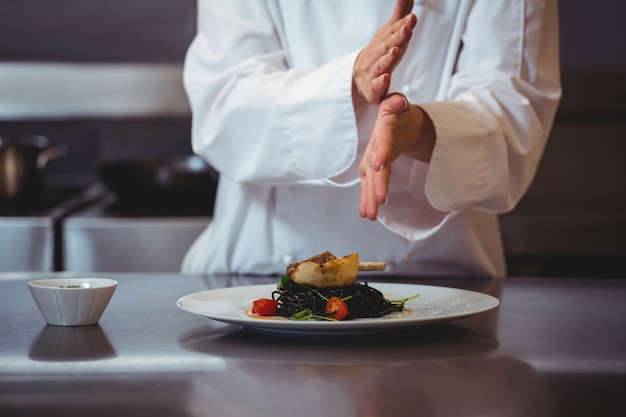 Chef épices saupoudrées sur plat