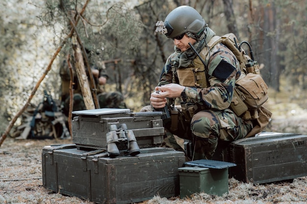 Le chef d'escouade discute des détails de l'opération militaire avec le commandant des soldats donne des ordres pleinement