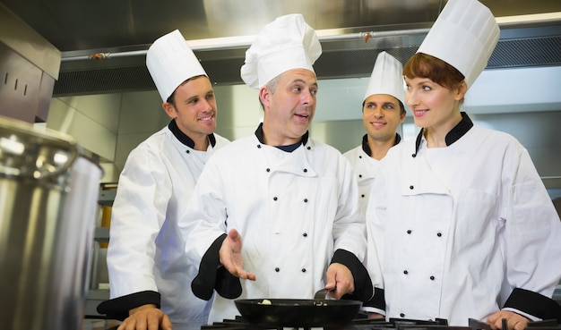 Chef expérimenté expliquant la nourriture à ses collègues