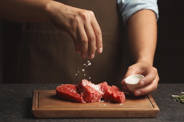 Chef faisant cuire la viande sur la table