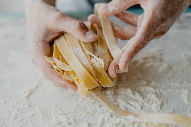 Chef faisant des pâtes italiennes traditionnelles