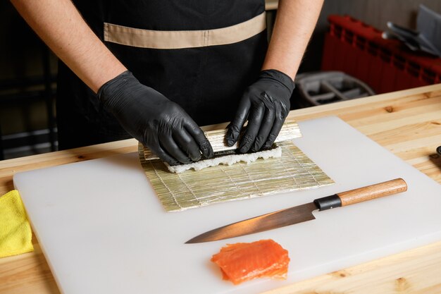 Chef faisant des rouleaux de saumon