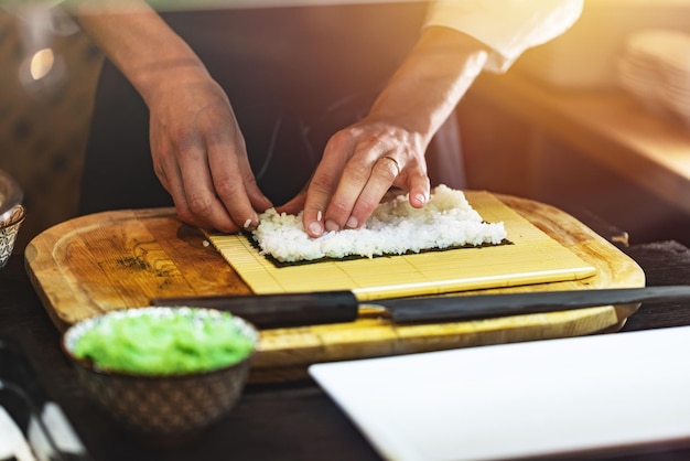 Chef faisant des rouleaux de sushi japonais