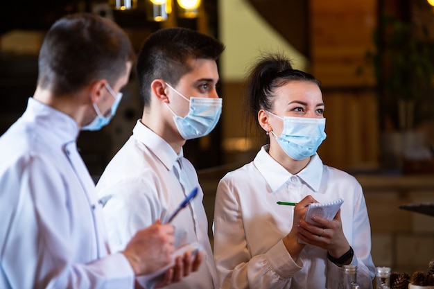 Le chef fait un briefing des employés du restaurant