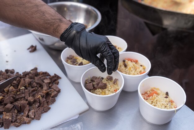 Le chef fait cuire la viande de mouton