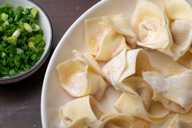 Photo le chef fait du wonton à la viande