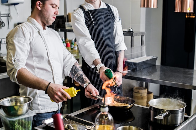 chef fait flamber dans une cuisine de restaurant