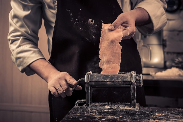 Le chef fait des spaghettis frais à partir de zéro