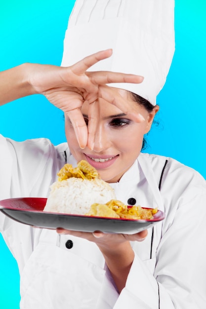 Photo chef féminin arrosant des épices sur un plat