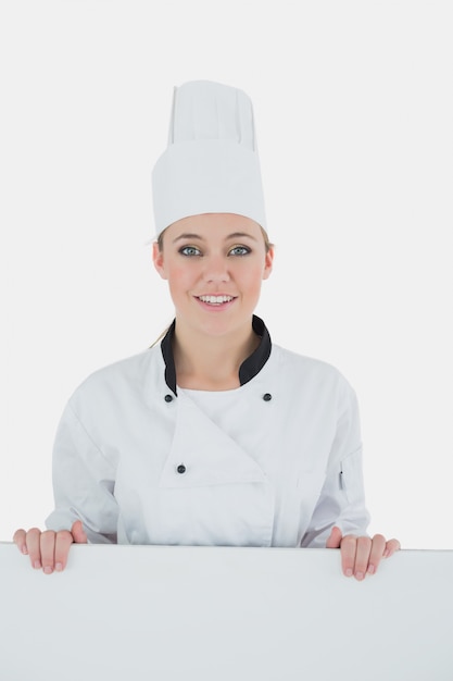 Chef féminin avec panneau d&#39;affichage