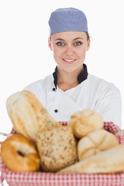 Chef féminin avec une variété de pains