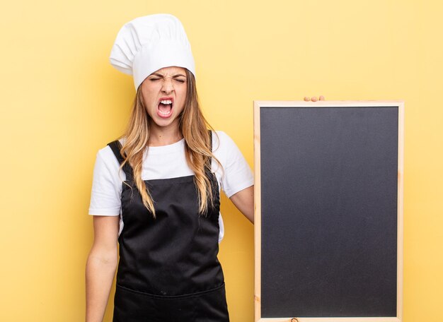 Chef femme criant agressivement, l'air très en colère. concept de menu de tableau noir