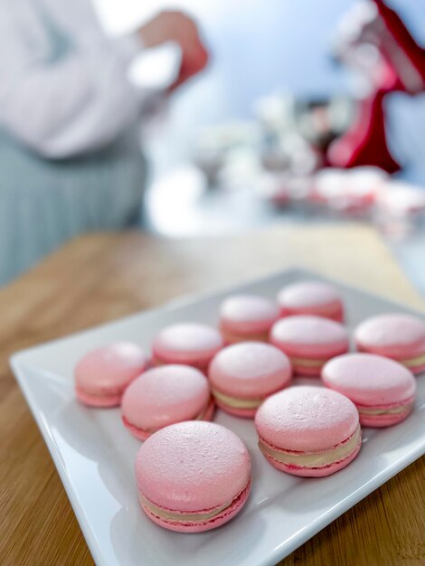 Chef de femme faisant des macarons photo stock