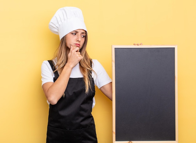 Chef femme pensant, se sentant dubitative et confuse. concept de menu de tableau noir