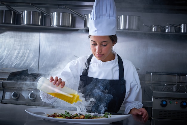 Chef Femme Travaillant Dans La Cuisine Avec De La Fumée