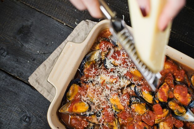 Chef Frotte Le Fromage Sur Les Moules à La Sauce Tomate.