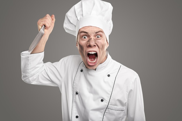 Chef furieux avec couteau en studio