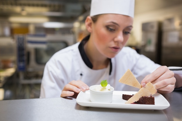 Chef garnir une tranche de gâteau