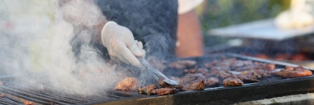 Chef grill barbecue viande et côtes à l'extérieur