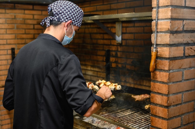 Chef griller des steaks dans la cuisine commerciale