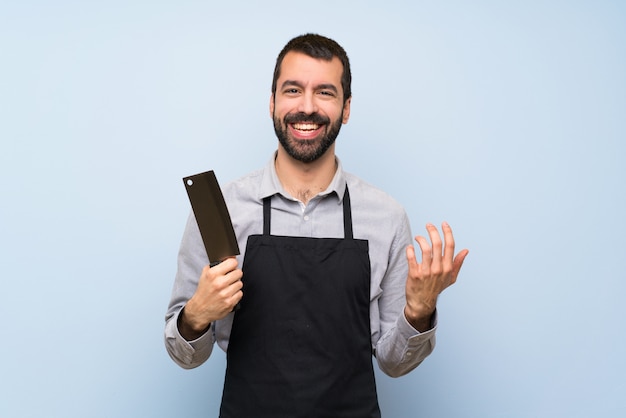 Chef heureux sur le mur bleu