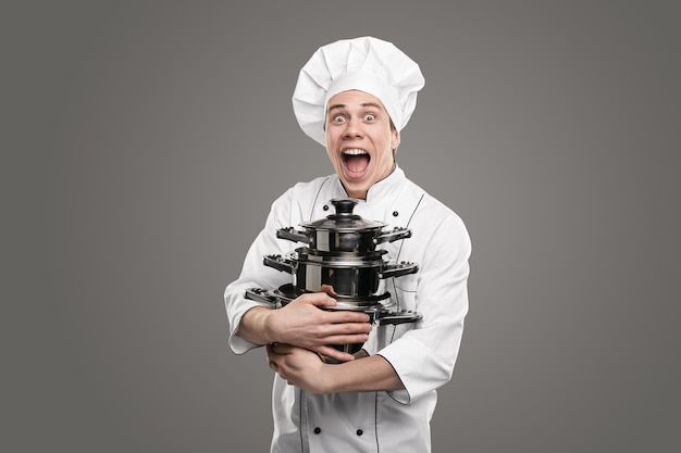 Chef heureux avec des piles de nouveaux pots