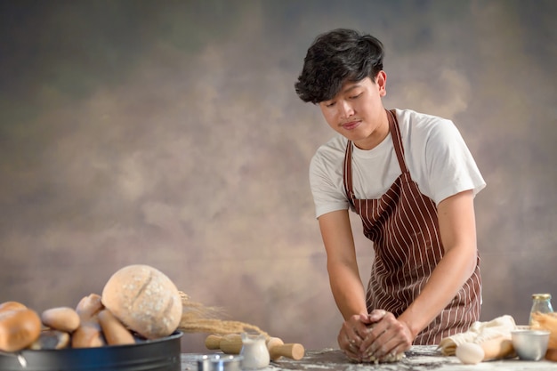 Chef hipster stylé Mains préparant du pain Pâte crue pour pain avec des ingrédients
