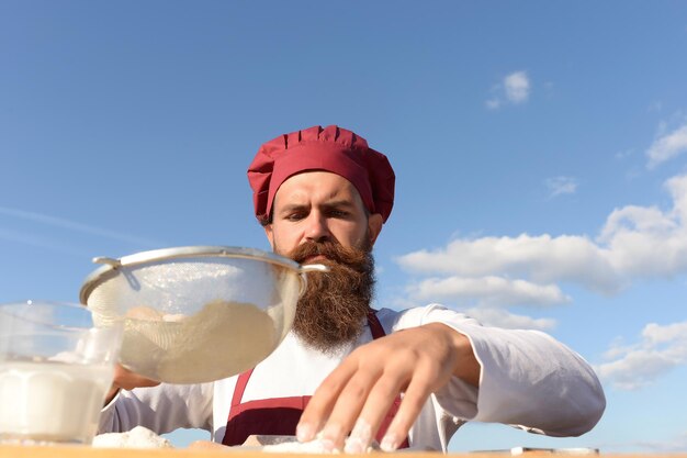 Photo chef de l'homme bercé cuisine en plein air