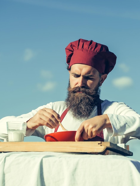 Chef d'homme mélangeant des ingrédients