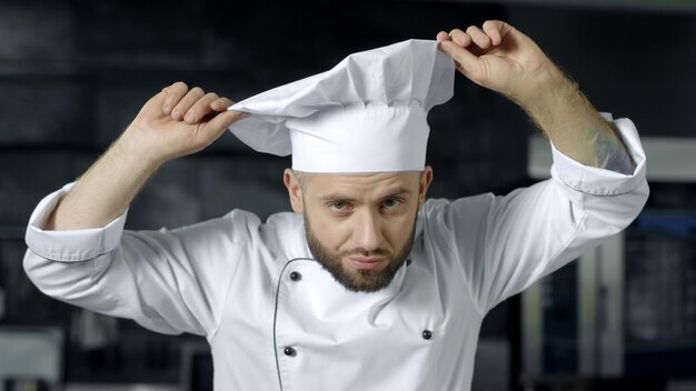 Photo chef homme prépare à cuisiner au restaurant de cuisine