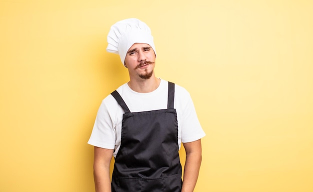 Chef homme se sentant triste et geignard avec un regard malheureux et pleurant