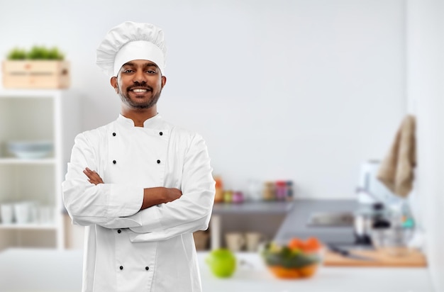 Un chef indien heureux dans la cuisine.