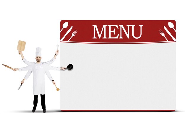 Photo chef italien avec des ustensiles de cuisine et un menu.