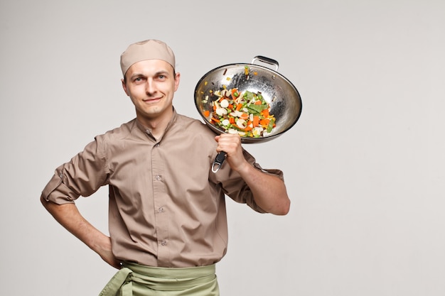 Le chef jette des légumes à pan am smile