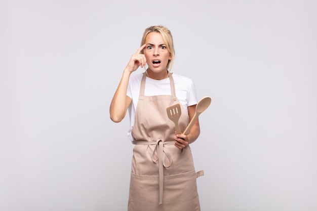 Chef de jeune femme à la surprise, bouche bée, choqué, réalisant une nouvelle pensée, idée ou concept