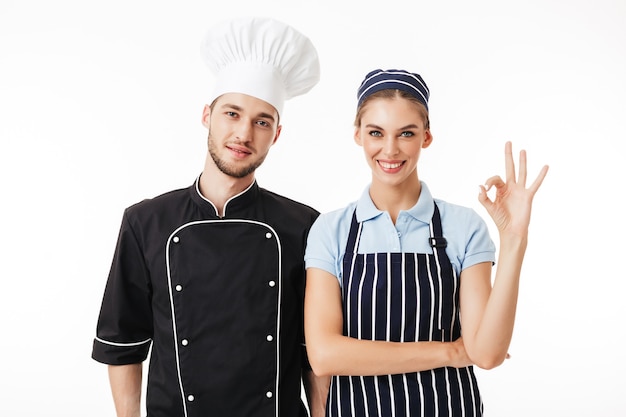 Chef de jeune homme en uniforme noir et chapeau blanc rêveusement