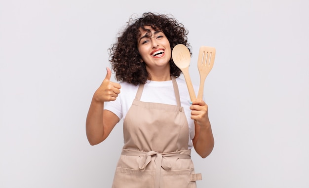 Chef de jolie femme arabe portant un tablier.