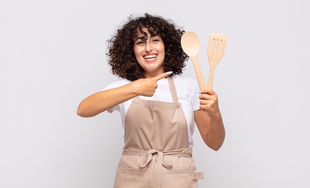 Chef de jolie femme arabe portant un tablier.