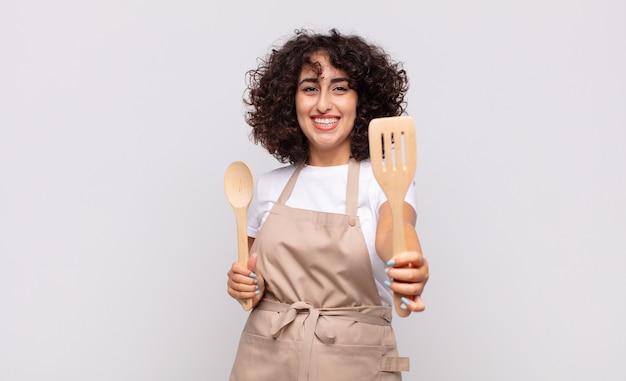 Chef de jolie femme arabe portant un tablier.