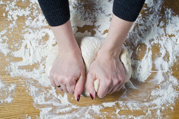 Chef mains cuisiner la pâte.