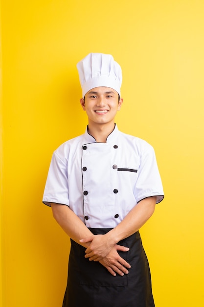 Chef masculin asiatique sur jaune