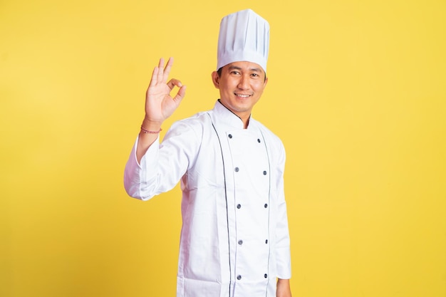 Chef masculin asiatique souriant avec un geste de la main correct