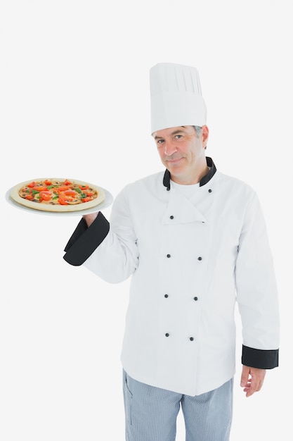 Chef masculin confiant avec pizza
