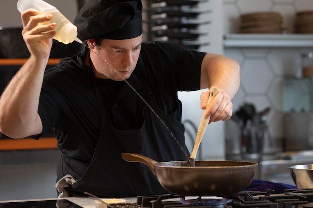 Chef masculin dans la cuisine de la cuisine