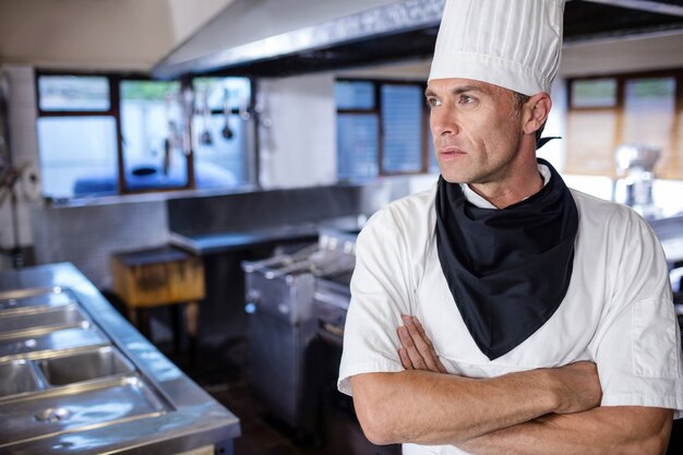 Chef masculin, debout, à, bras croisés, dans cuisine