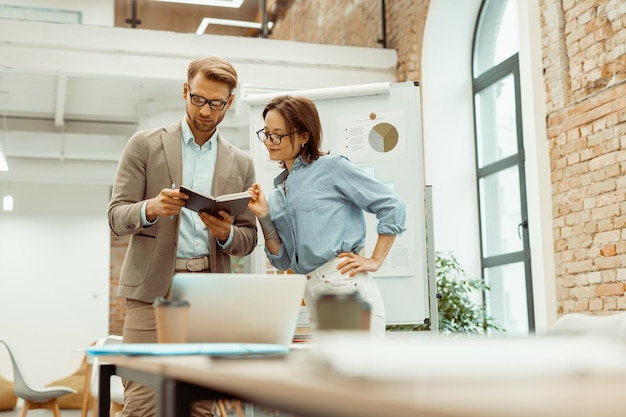 Le chef masculin de l'équipe examine les résultats du travail d'équipe