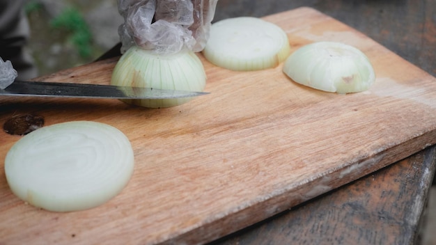 chef masculin hacher des oignons sur un rocher